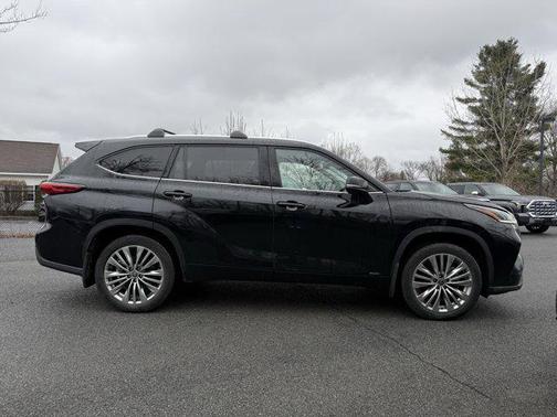 Midnight Black Metallic 2023 Toyota Highlander Hybrid Platinum