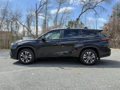 Midnight Black Metallic 2024 Toyota Highlander XLE