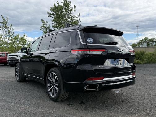 Diamond Black Crystal Pearlcoat 2023 Jeep Grand Cherokee L Overland