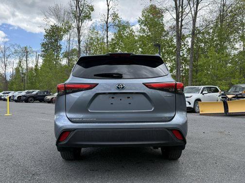 Moon Dust 2023 Toyota Highlander Hybrid XLE