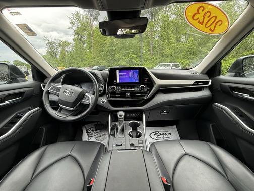 Moon Dust 2023 Toyota Highlander Hybrid XLE
