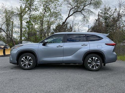 Moon Dust 2023 Toyota Highlander Hybrid XLE