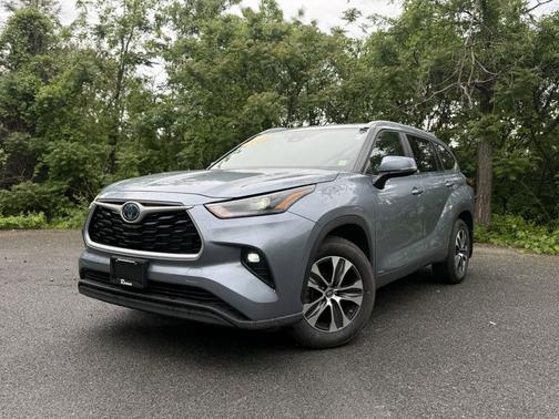 Moon Dust 2023 Toyota Highlander Hybrid XLE