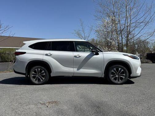 Wind Chill Pearl 2022 Toyota Highlander XLE