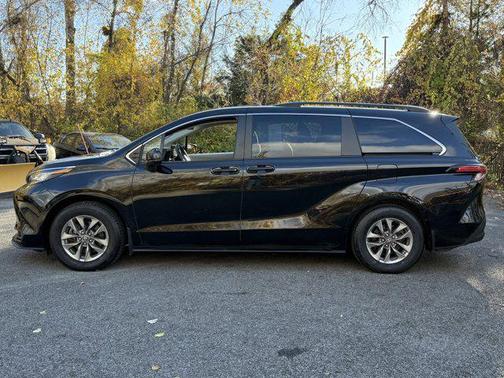 2022 Toyota Sienna LE