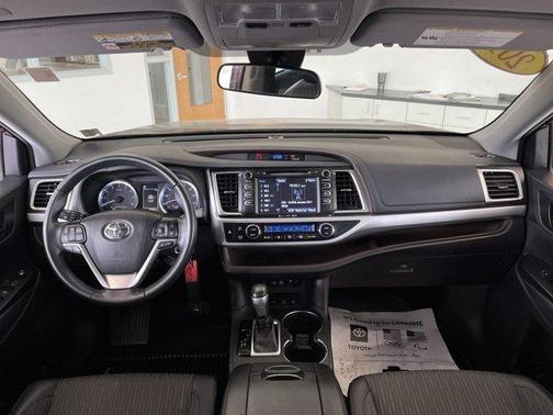 Photo 2 of 36 of 2019 Toyota Highlander LE Plus