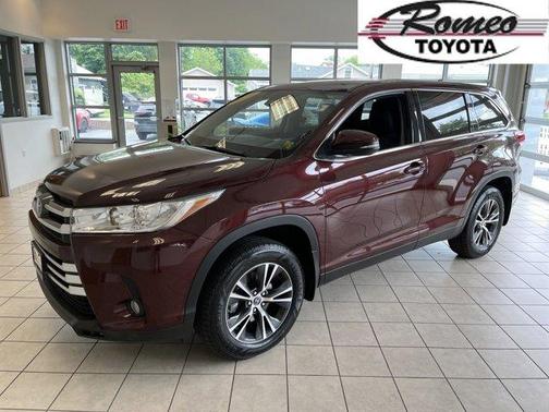 Photo 1 of 36 of 2019 Toyota Highlander LE Plus