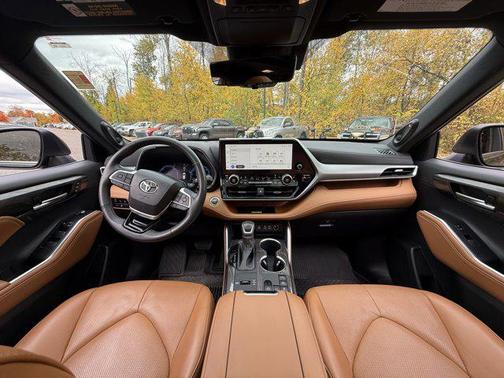 2023 Toyota Highlander Hybrid Platinum
