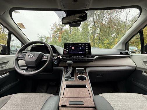 2022 Toyota Sienna LE