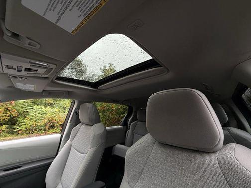 2022 Toyota Sienna LE