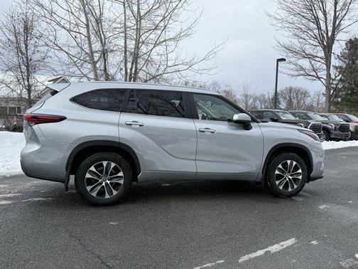 2025 Toyota Highlander Hybrid XLE