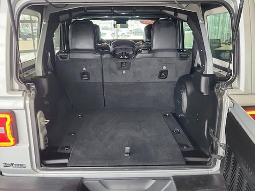 2024 Jeep Wrangler 4-Door Sahara 4x4