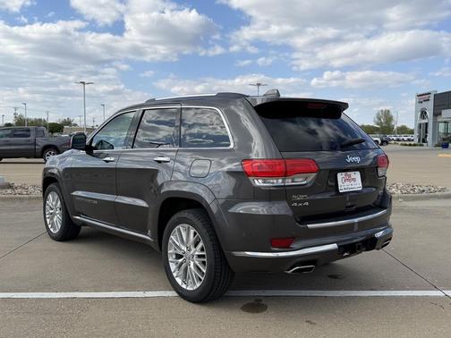 Granite Crystal Metallic Clearcoat 2017 Jeep Grand Cherokee Summit