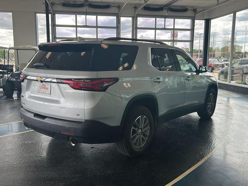 Silver Ice Metallic 2022 Chevrolet Traverse LT Leather