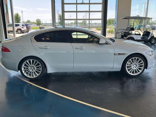Glacier White Metallic 2017 Jaguar XE 35t First Edition