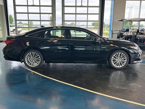 Midnight Black Metallic 2019 Toyota Avalon Hybrid Limited