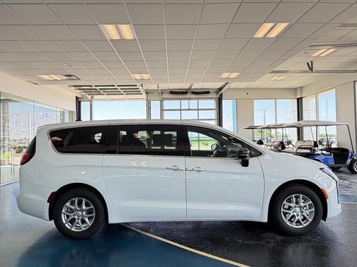 Bright White Clearcoat 2027 Chrysler Pacifica L