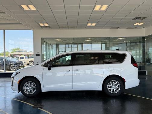 Bright White Clearcoat 2027 Chrysler Pacifica L