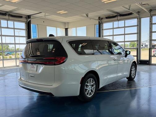 Bright White Clearcoat 2027 Chrysler Pacifica L