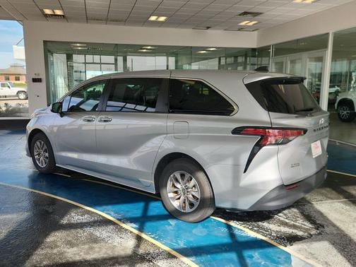 2022 Toyota Sienna LE