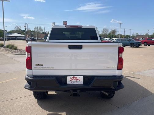 Summit White 2026 Chevrolet Silverado 2500 Custom