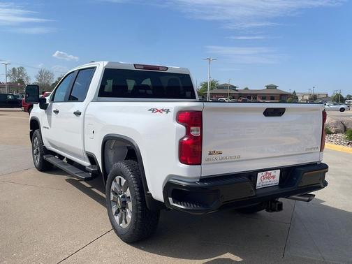 Summit White 2026 Chevrolet Silverado 2500 Custom