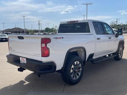Summit White 2026 Chevrolet Silverado 2500 Custom