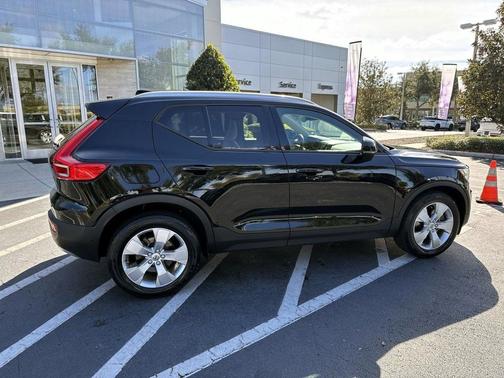 2020 Volvo XC40 T4 Momentum