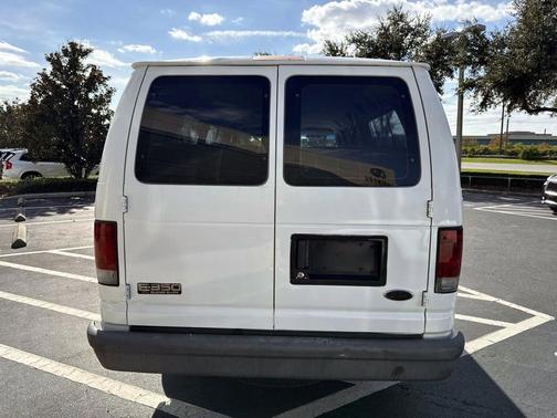 2005 Ford E350 Super Duty XL Wagon