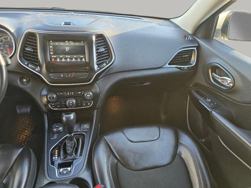 Pearl White 2019 Jeep Cherokee Latitude Plus