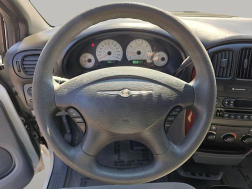 2005 Chrysler Town & Country Base
