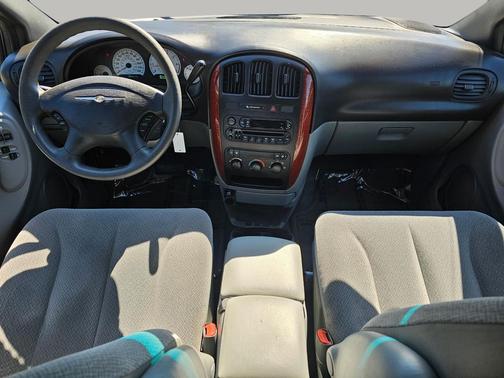 2005 Chrysler Town & Country Base
