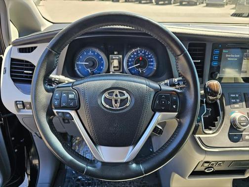 2016 Toyota Sienna XLE