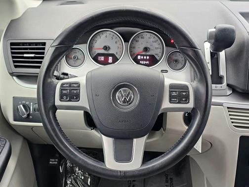 2012 Volkswagen Routan SE