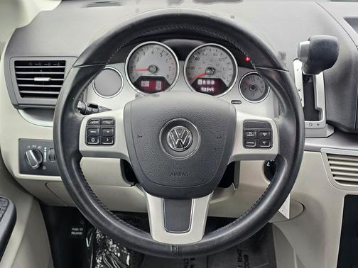 2012 Volkswagen Routan SE