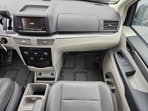 2012 Volkswagen Routan SE