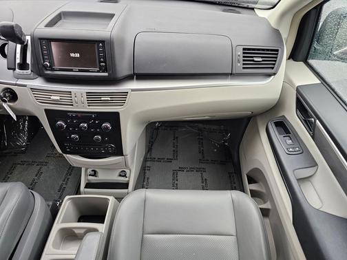 2012 Volkswagen Routan SE