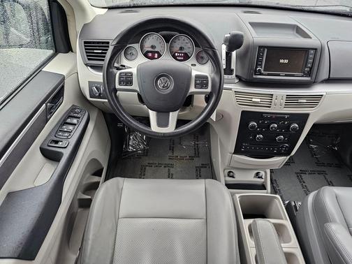 2012 Volkswagen Routan SE
