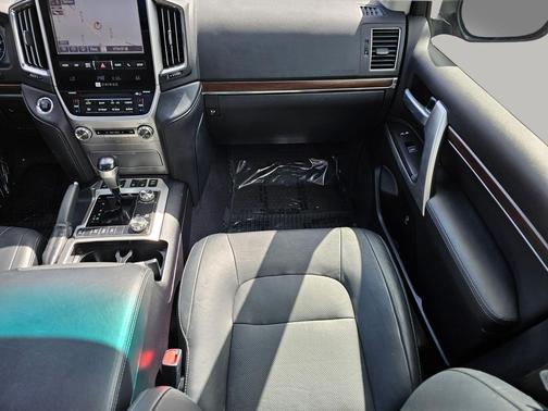 2017 Toyota Land Cruiser Base