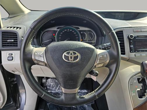 Classic Silver Metallic 2010 Toyota Venza