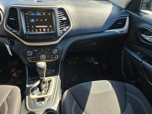 Brilliant Black Crystal Pearlcoat 2016 Jeep Cherokee Latitude