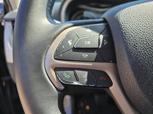 Brilliant Black Crystal Pearlcoat 2016 Jeep Cherokee Latitude
