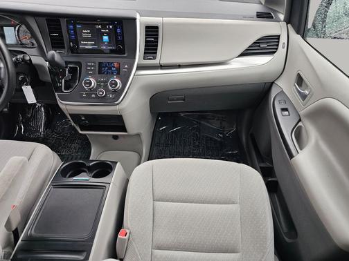 2017 Toyota Sienna LE