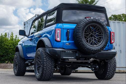Velocity Blue Metallic 2023 Ford Bronco Badlands