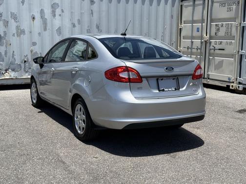 INGOT SILVER METALLIC 2013 Ford Fiesta SE