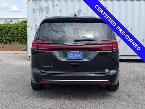 Brilliant Black Crystal Pearlcoat 2023 Chrysler Pacifica Touring L
