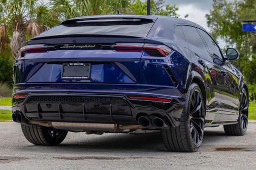 2022 Lamborghini Urus Graphite Capsule