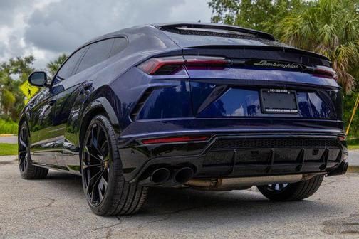 2022 Lamborghini Urus Graphite Capsule