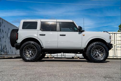 AVALANCHE GRAY 2026 Ford Bronco Badlands