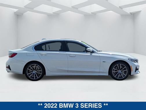 Alpine White 2022 BMW 330e 330e iPerformance